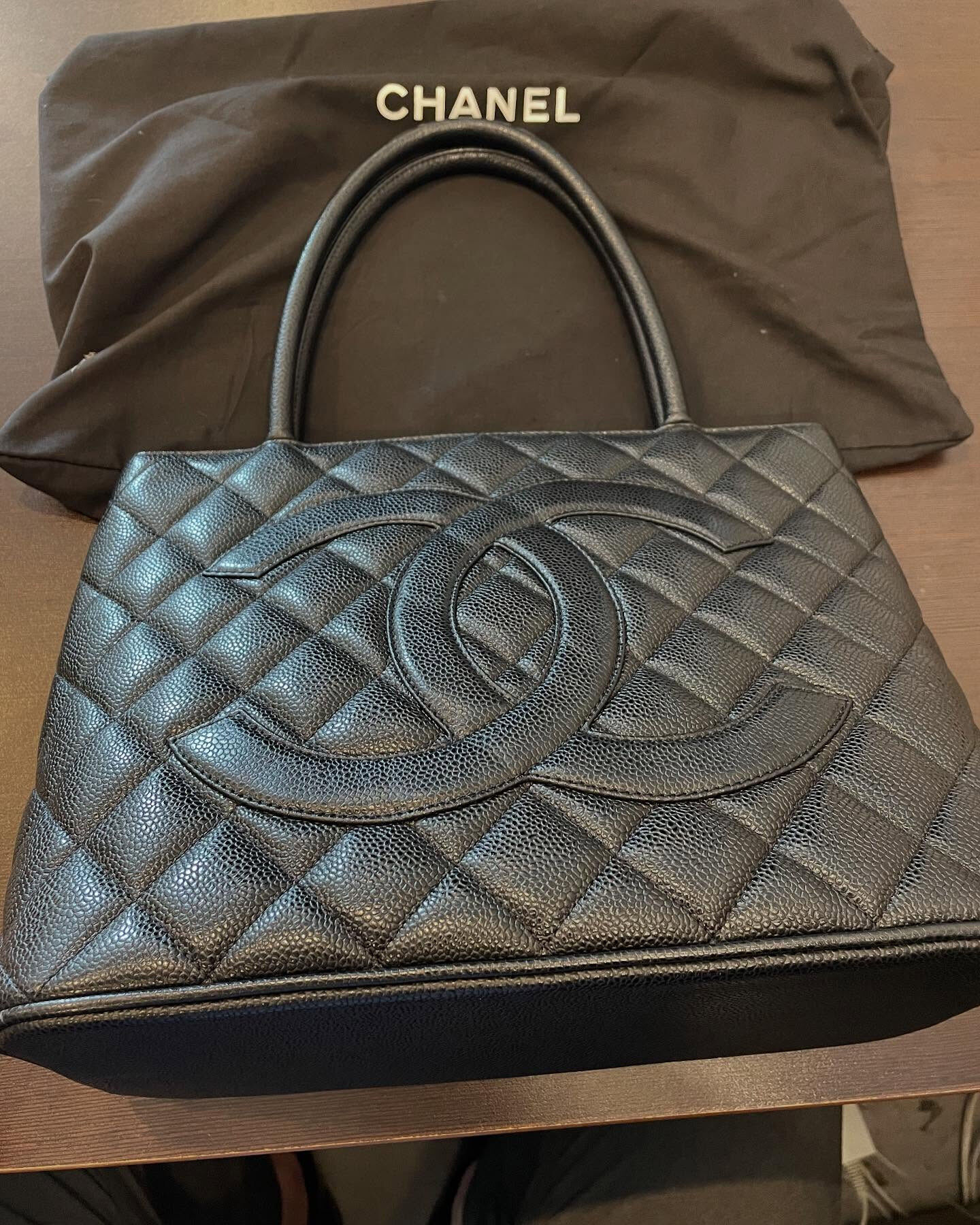 本日はシャネルキャビアスキン復刻トートお買取させて頂きました