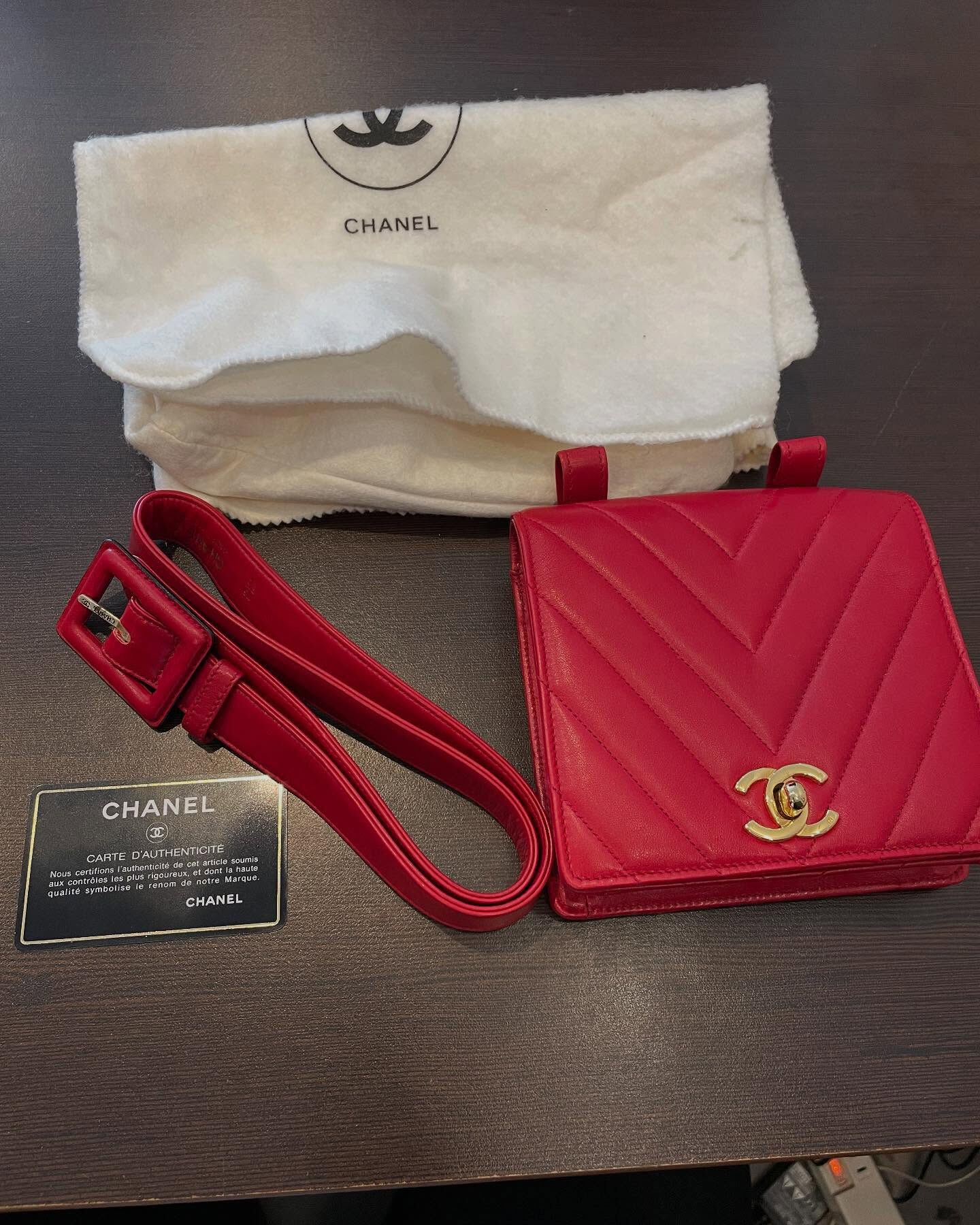 本日はシャネルVステッチウエストポーチお買取させて頂きました