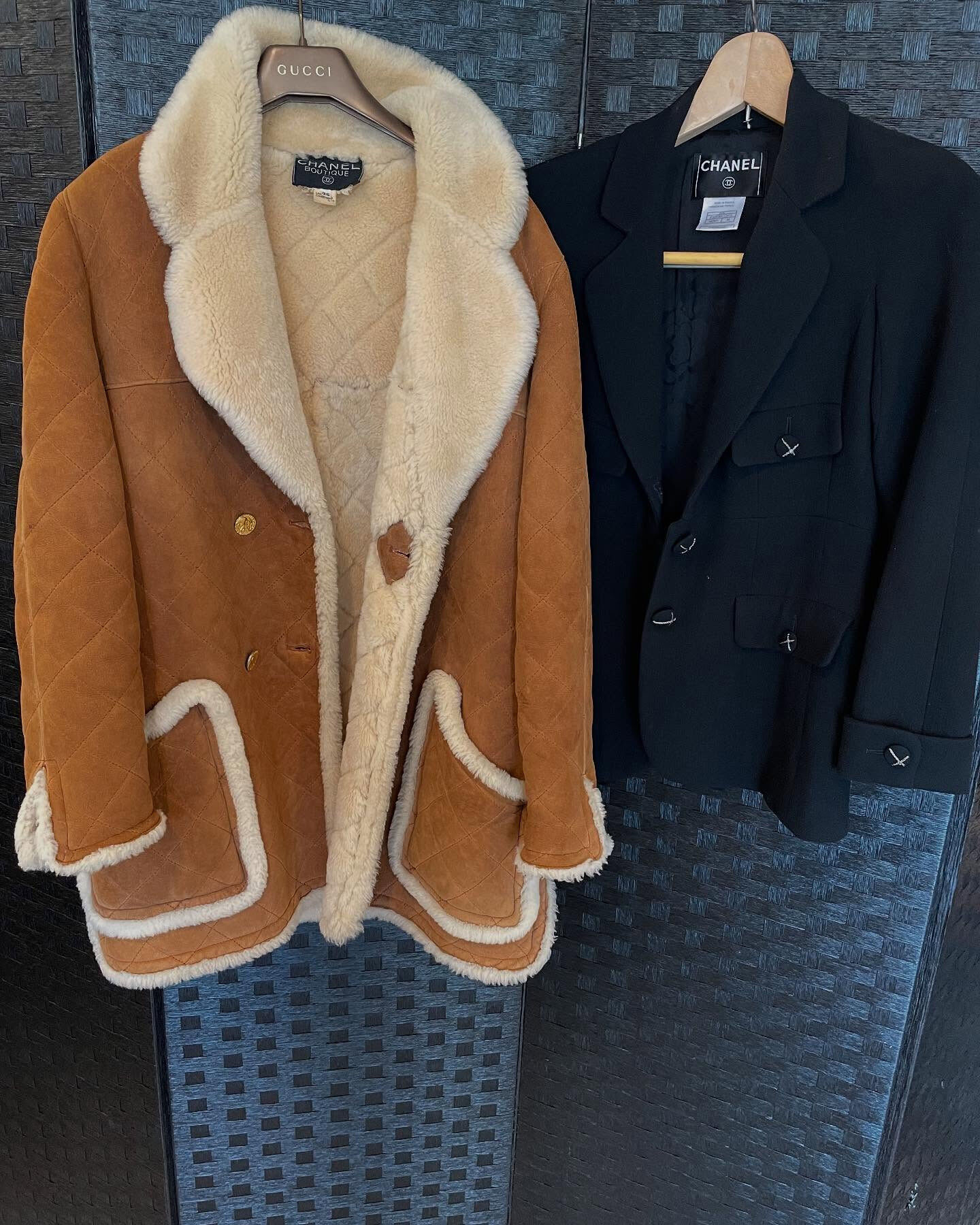 本日はシャネルのジャケット2点お買取させて頂きました