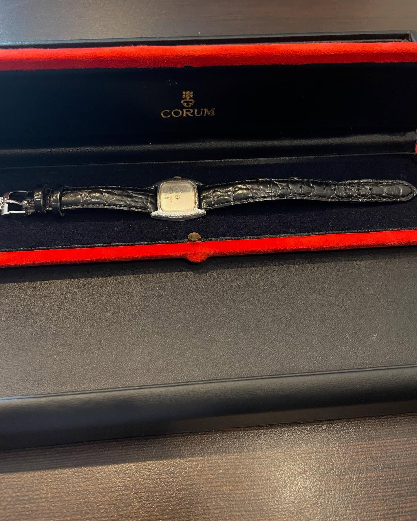 本日はCORUMコルムの手巻き　金無垢時計のお買取させて頂き
