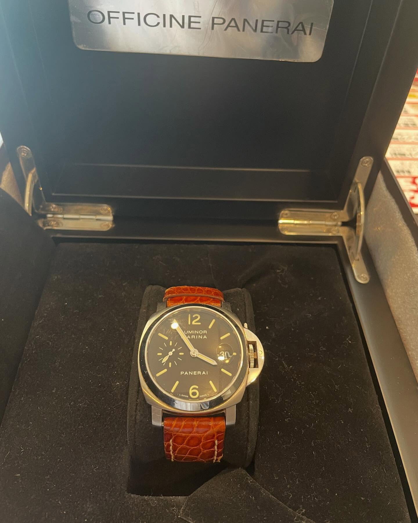 本日はパネライのPAM00048の時計を買取させて頂きました