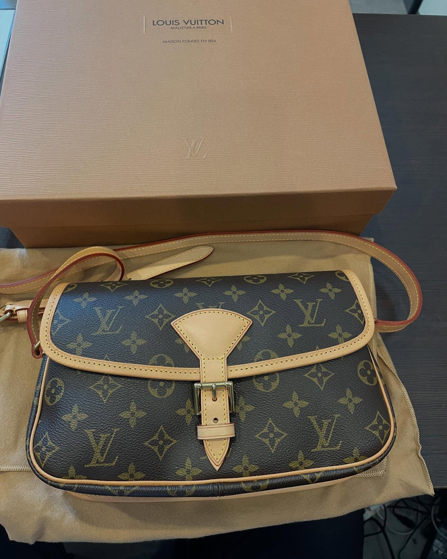 本日はヴィトンのソローニュをリピーターのお客様からお買取させ