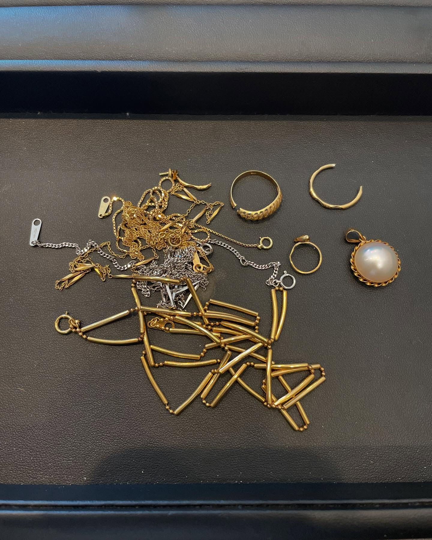 本日は遺品整理ででてきた貴金属やメッキアクセサリーをお買取さ