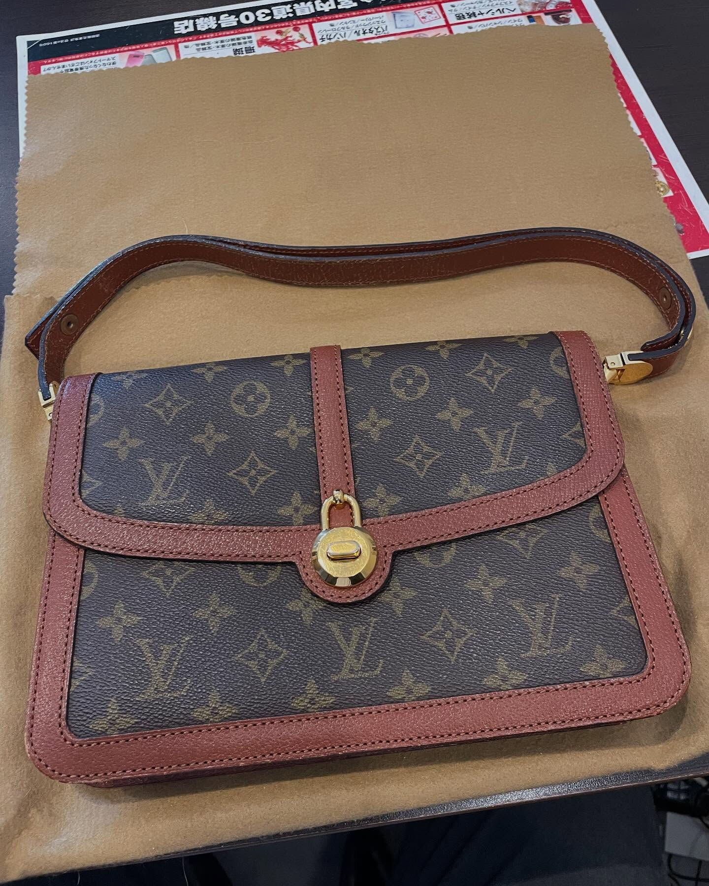 本日はヴィトンのサックヴァンドームをお買取させて頂きました