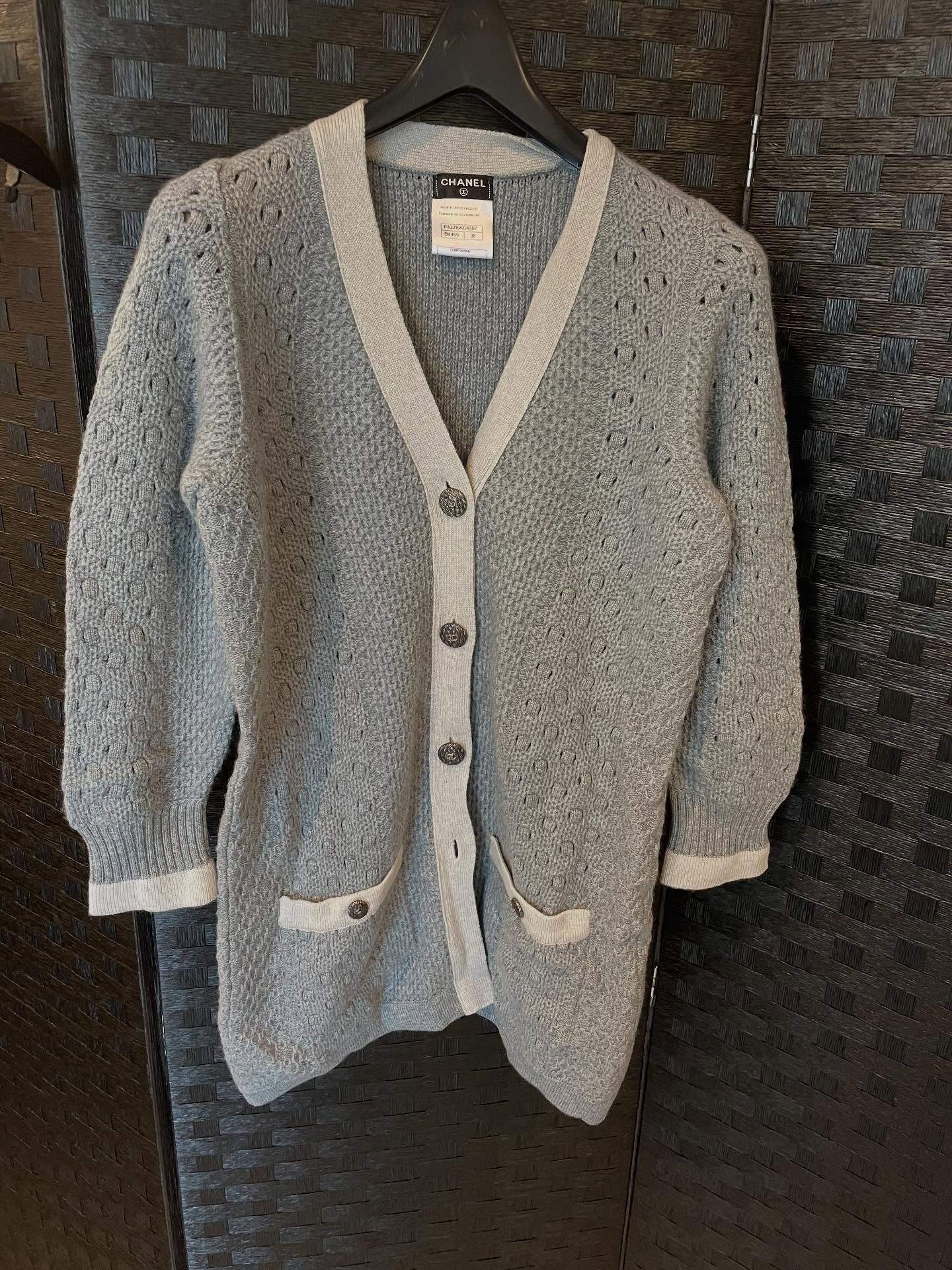 本日はリピーターのお客様からシャネルやグッチのアパレルのお買