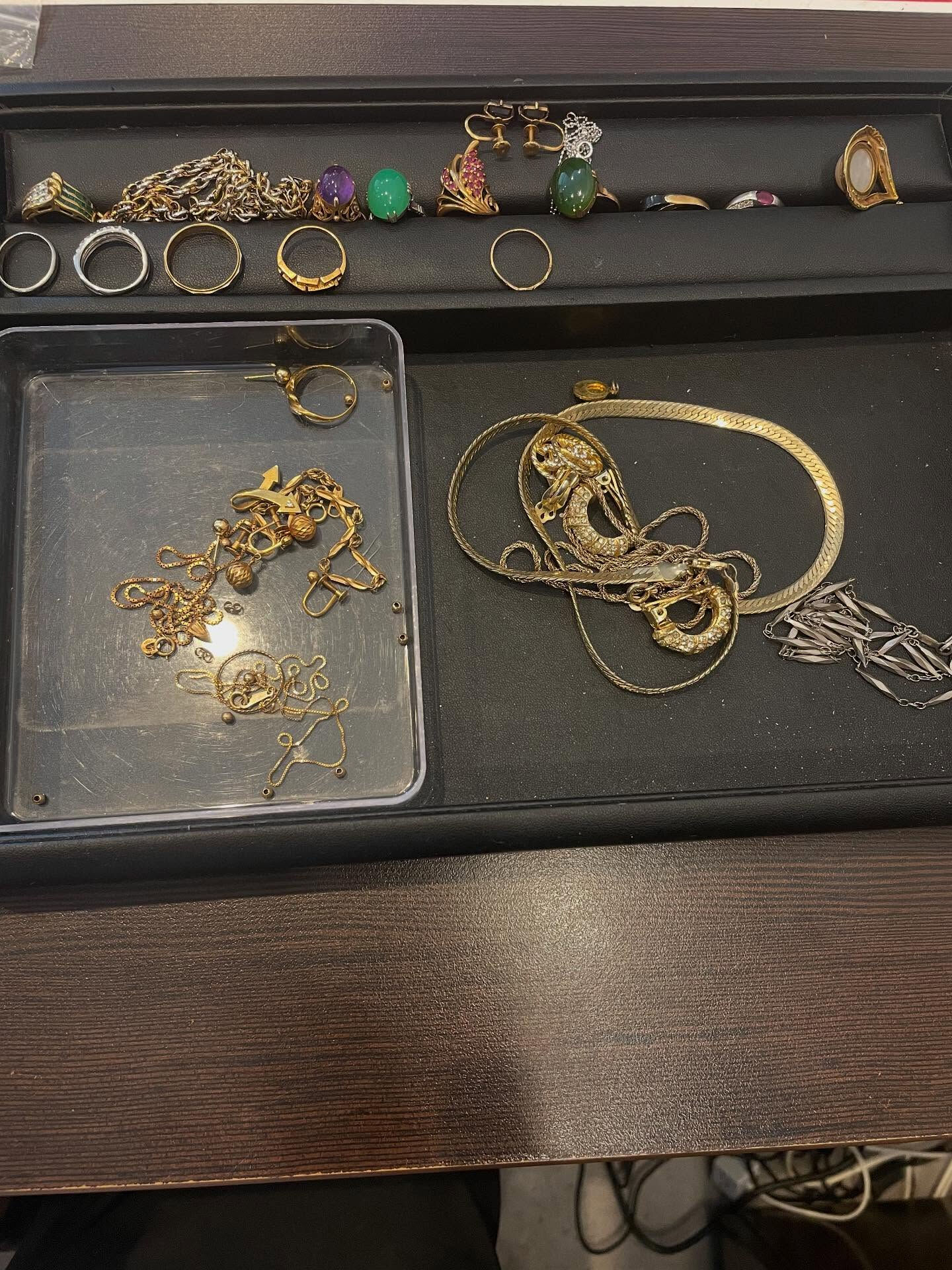 本日は遺品整理やご自身で使われなくなった貴金属をお買取させて