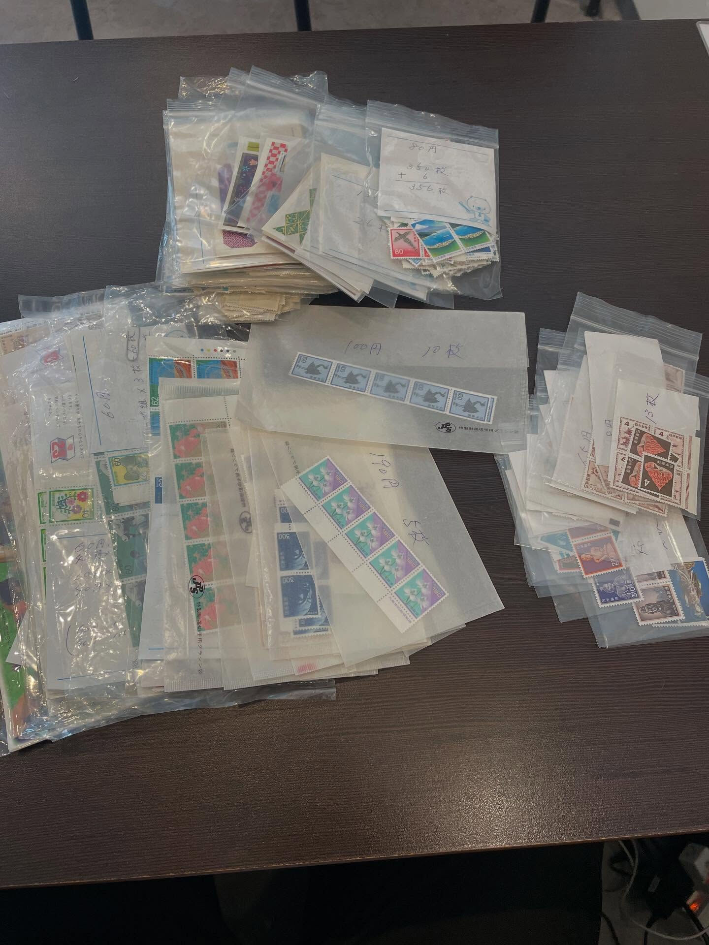 本日はコレクションされていた切手のお買取をさせて頂きました