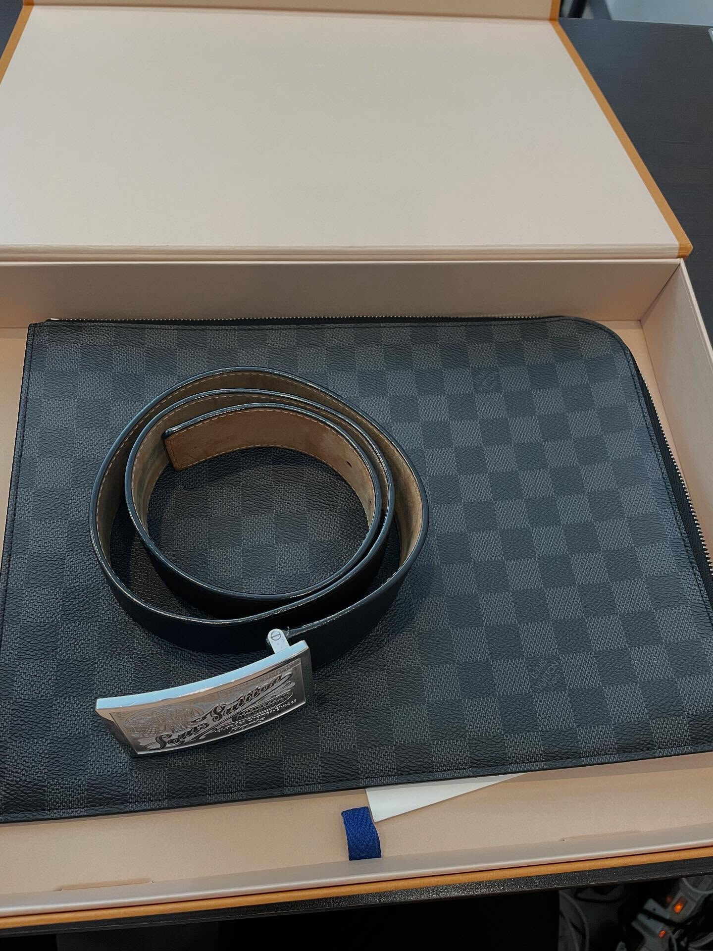 本日はヴィトンのポシェットジュールGMとベルトをお買取させて