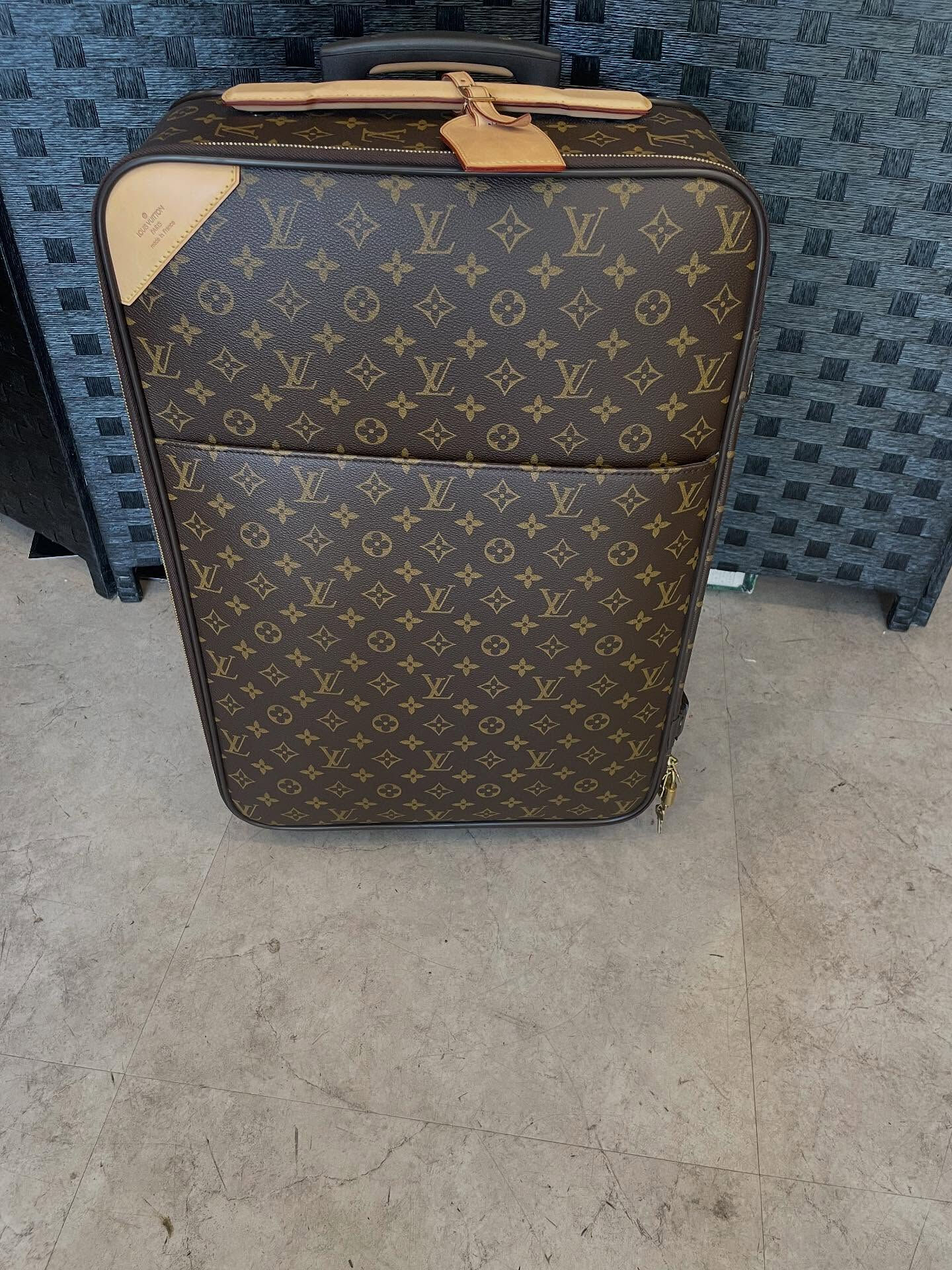 本日はヴィトンのベガスのお買取をさせて頂きました