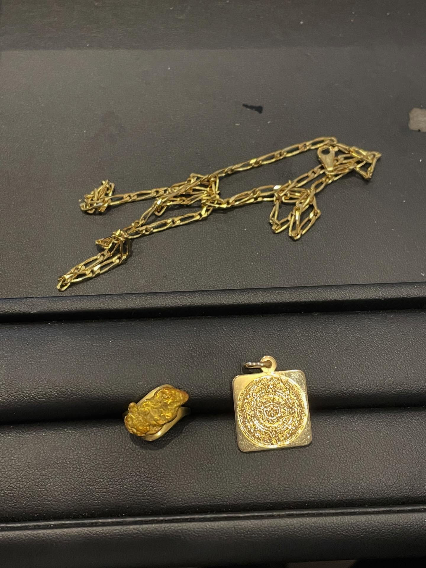 本日は遺品整理で出てきた貴金属をお買取させて頂きました