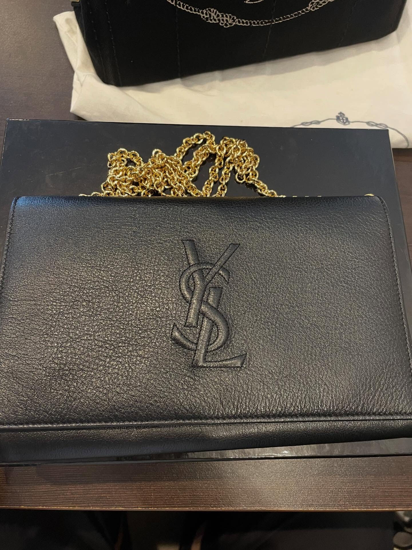 本日はYSLのチェーンショルダーのお買取をさせて頂きました