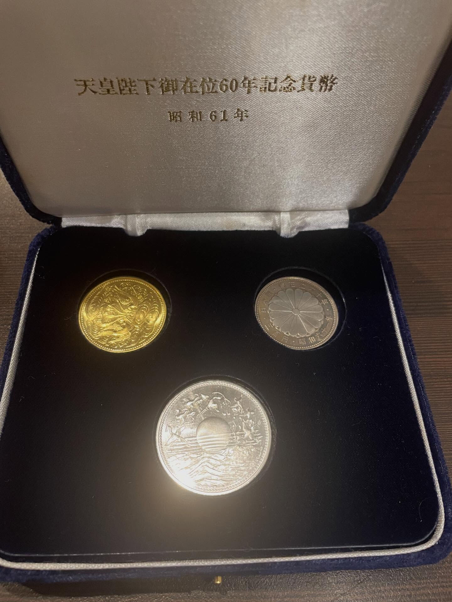 本日は天皇陛下御座位60周年記念金貨をお買取させて頂きました