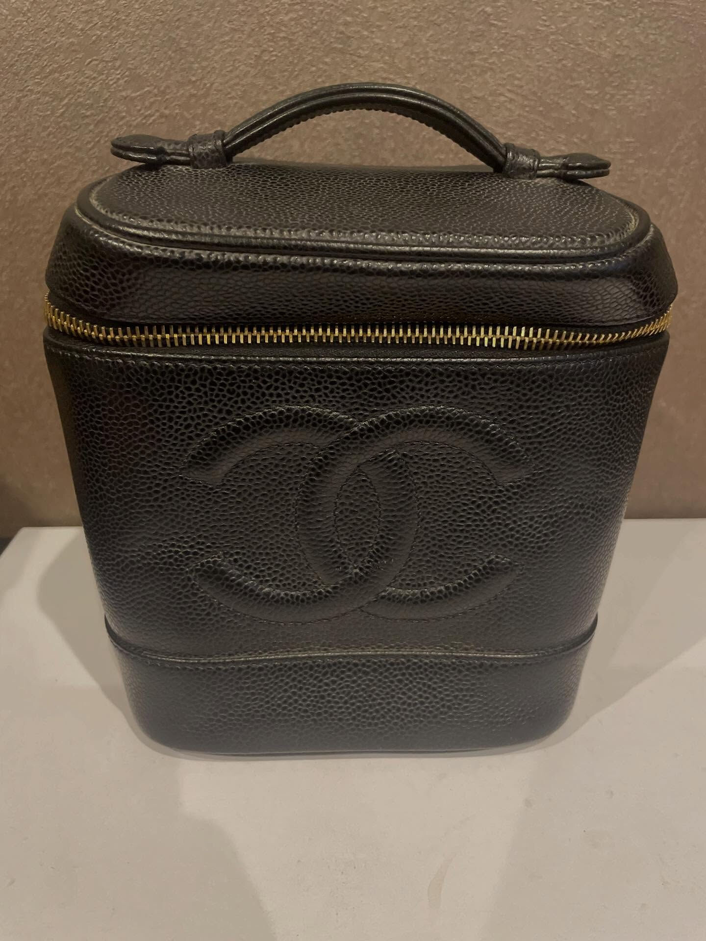 本日はシャネルのバニティバックのお買取させて頂きました