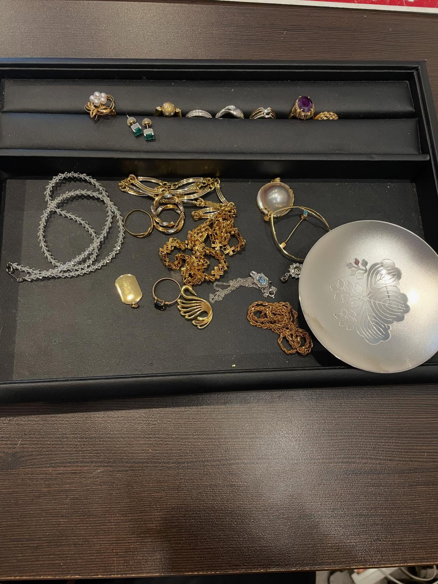本日は遺品整理の貴金属や記念品の銀杯をお買取させて頂きました