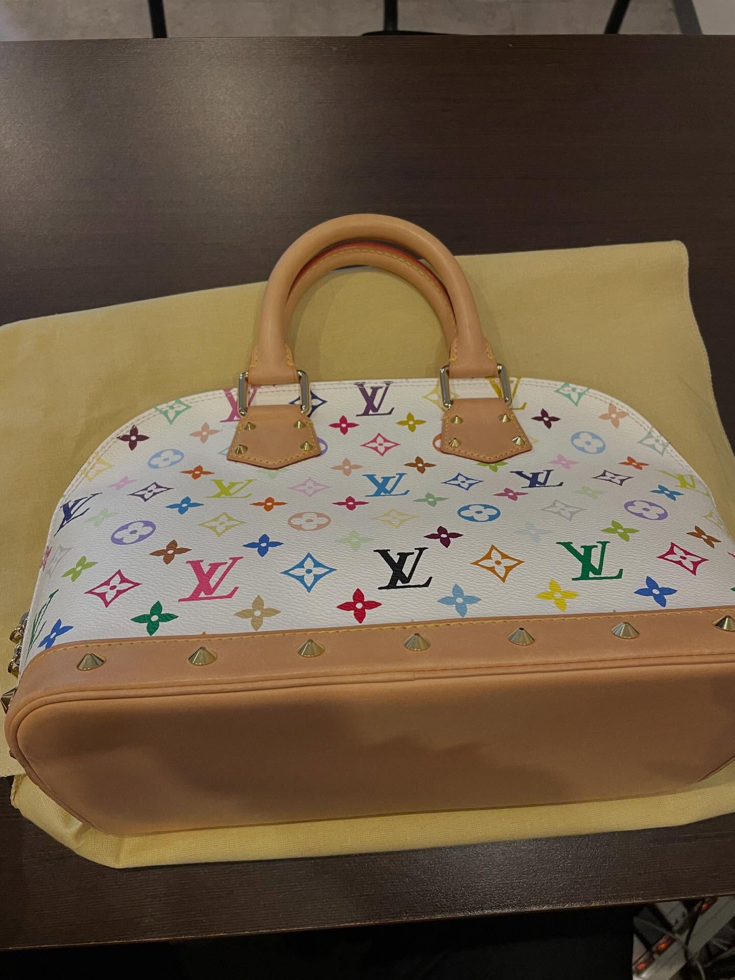 本日はリピーターのお客様よりヴィトンのアルマ村上隆コラボのお