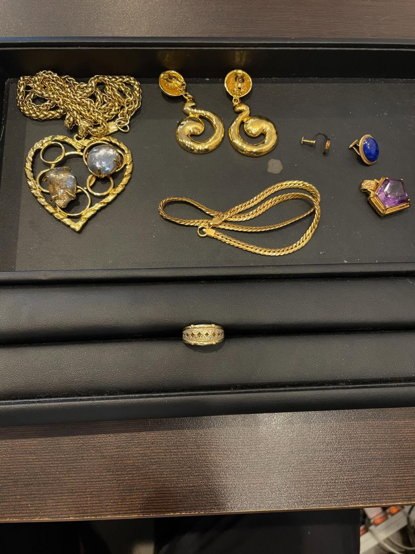 本日は使われなくなった貴金属やサンローランのアクセサリーをお