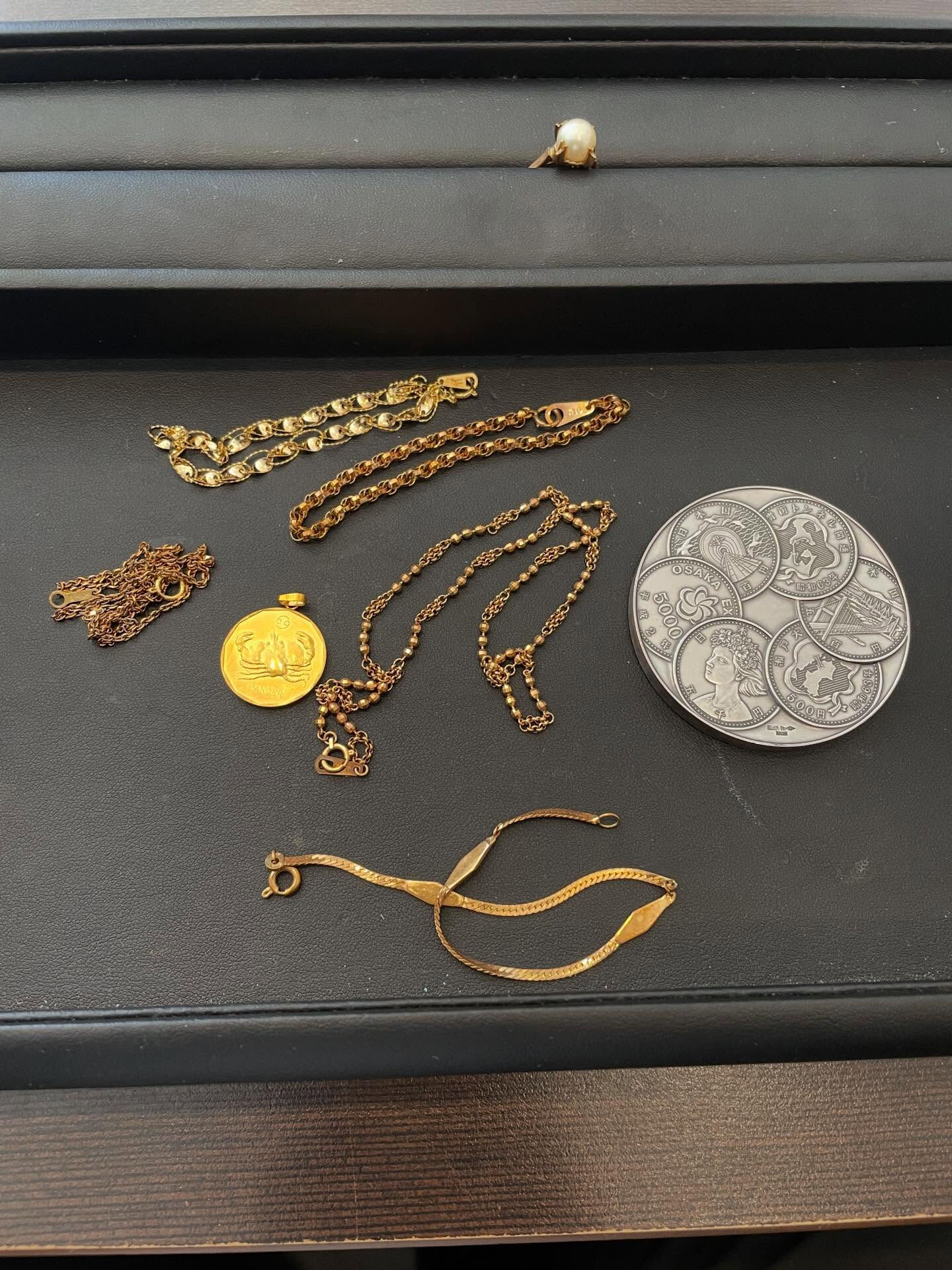 昨日は使われなくなった貴金属や記念品の銀メダルなどのお買取を