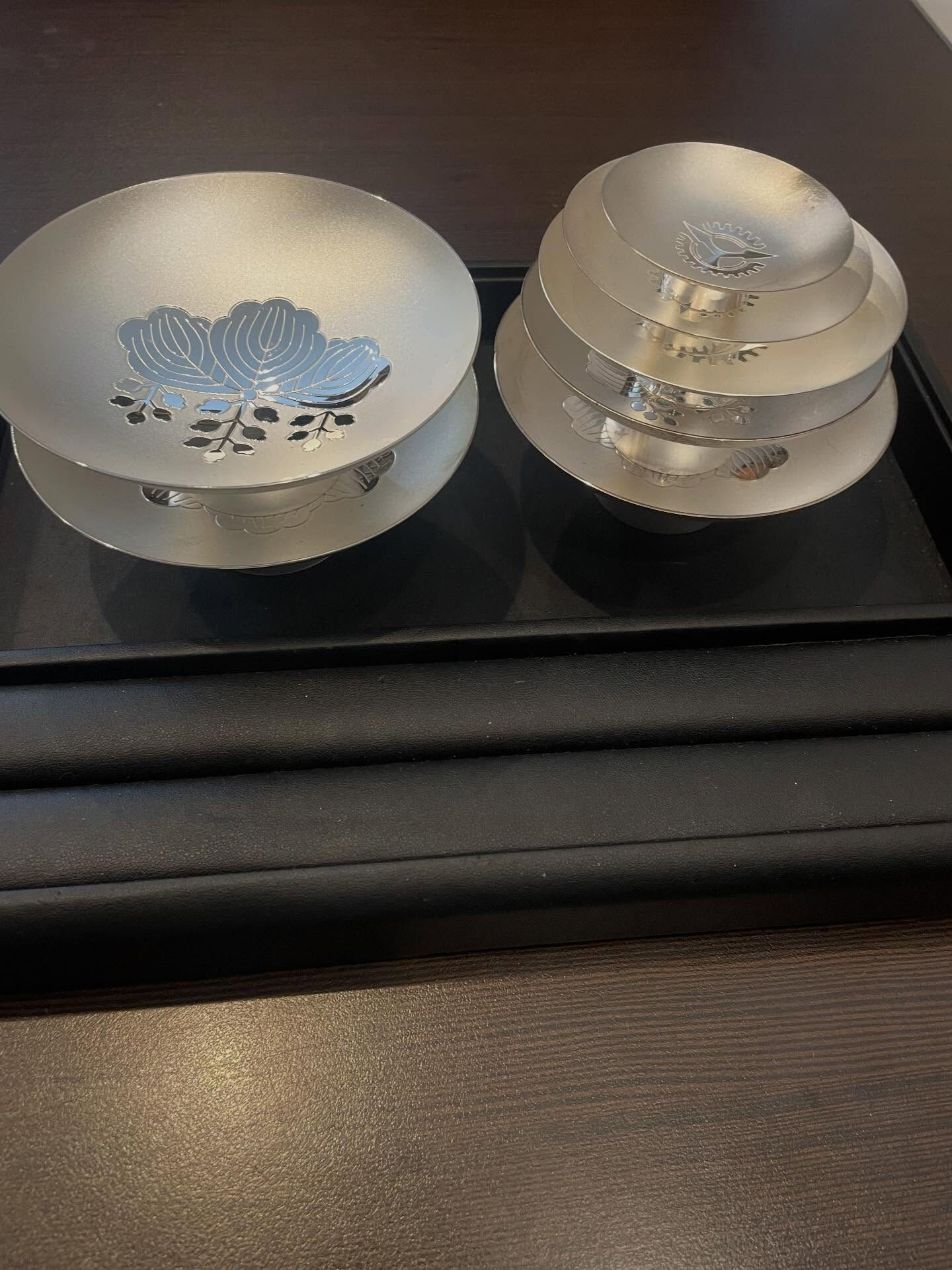 本日はリピーターのお客様よりたくさんの銀杯のお買取させて頂き