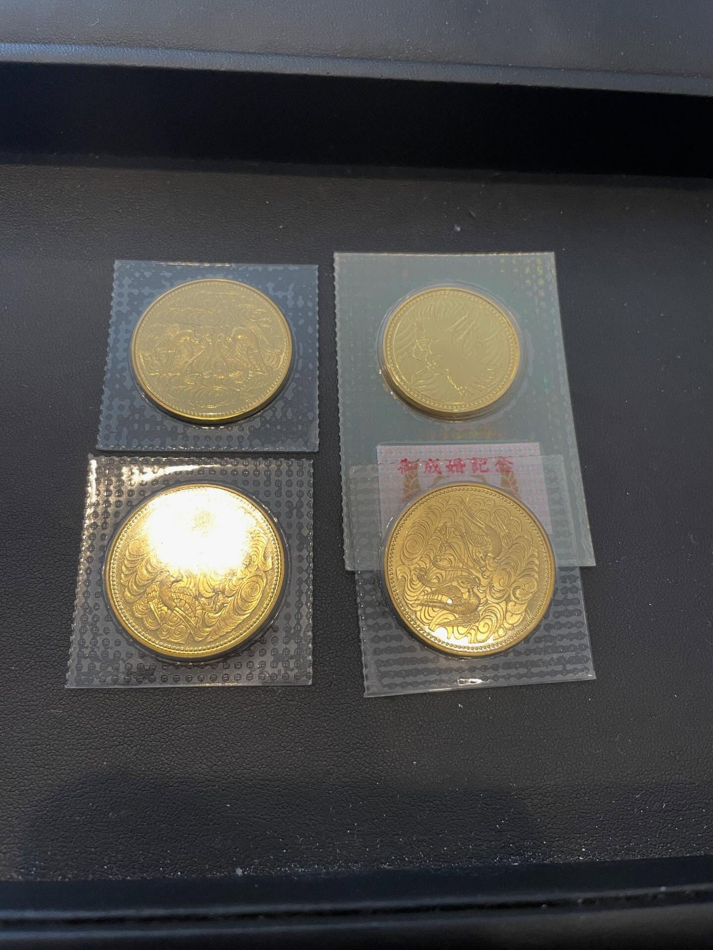 本日はリピーターのお客様より天皇陛下在位60周年10万円金貨