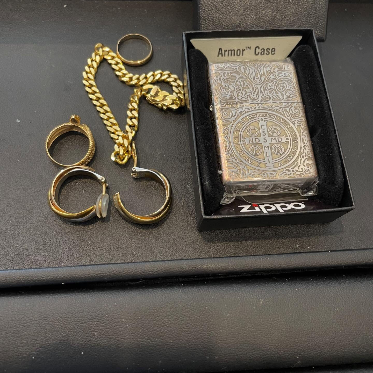 昨日はリピーターのお客様より使われなくなった貴金属やカルティ