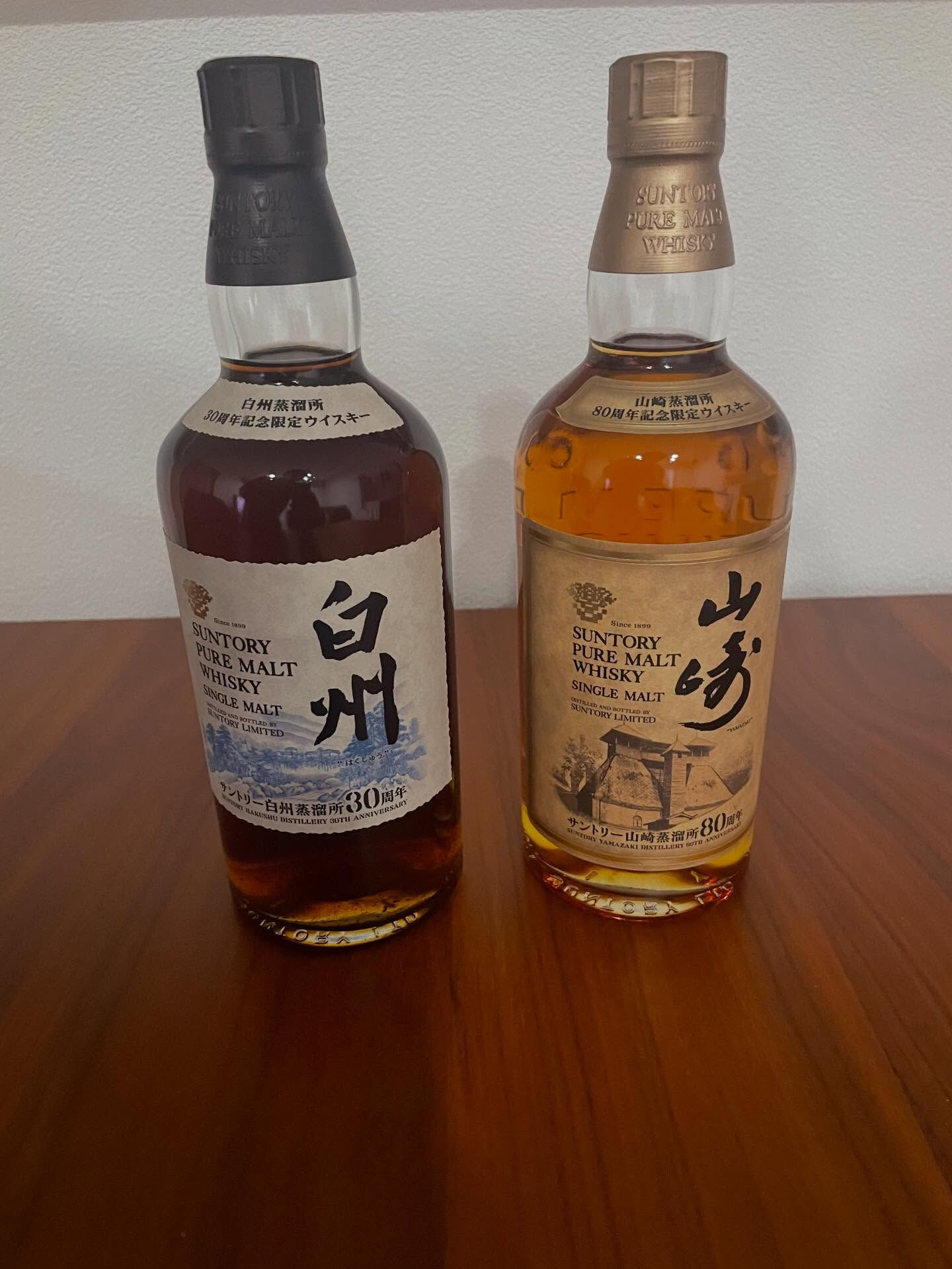 昨日はリピーターのお客様より山﨑と白州の限定記念ボトルのお買
