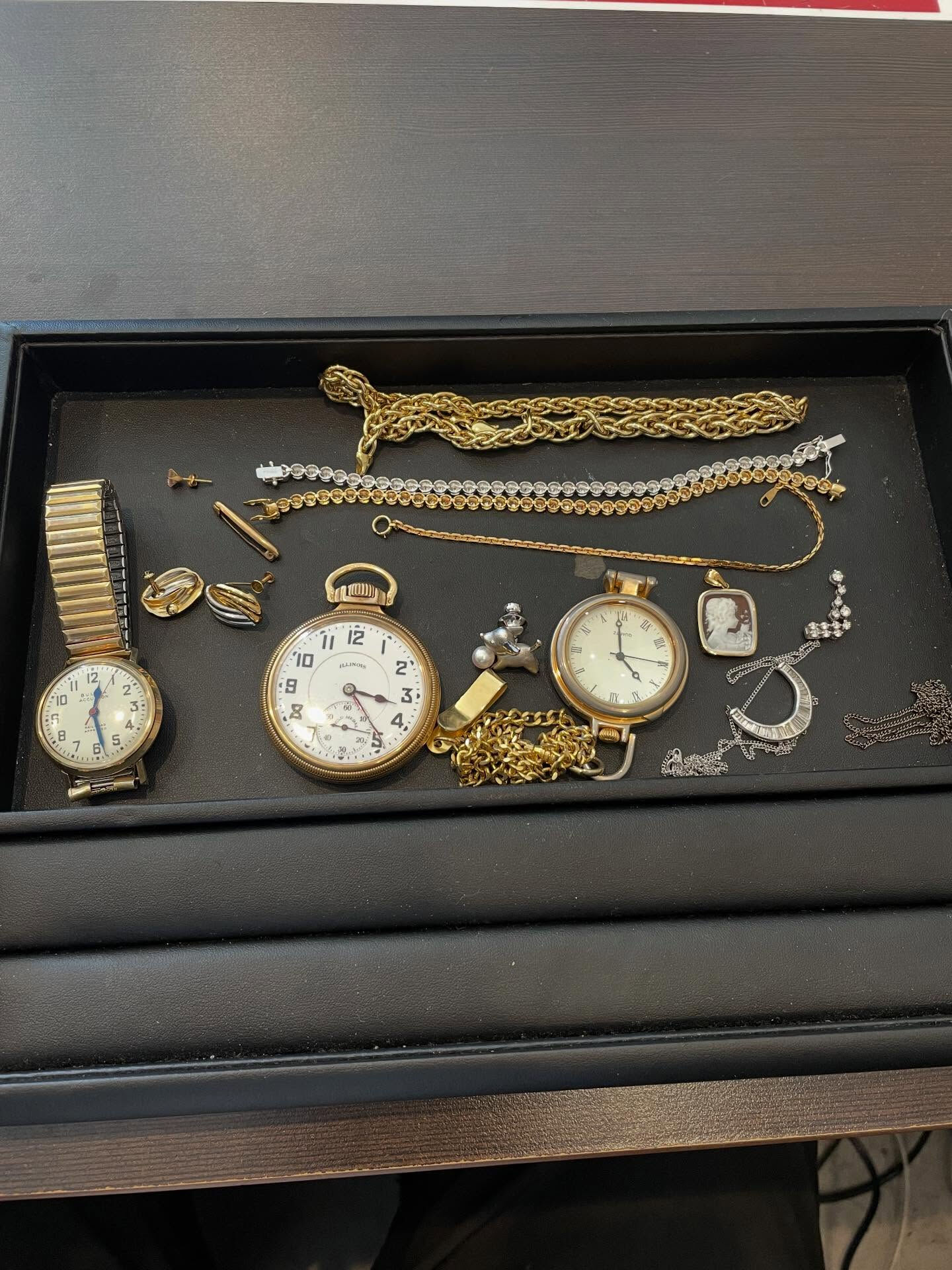 本日はリピーターのお客様より使われなくなった貴金属や遺品整理