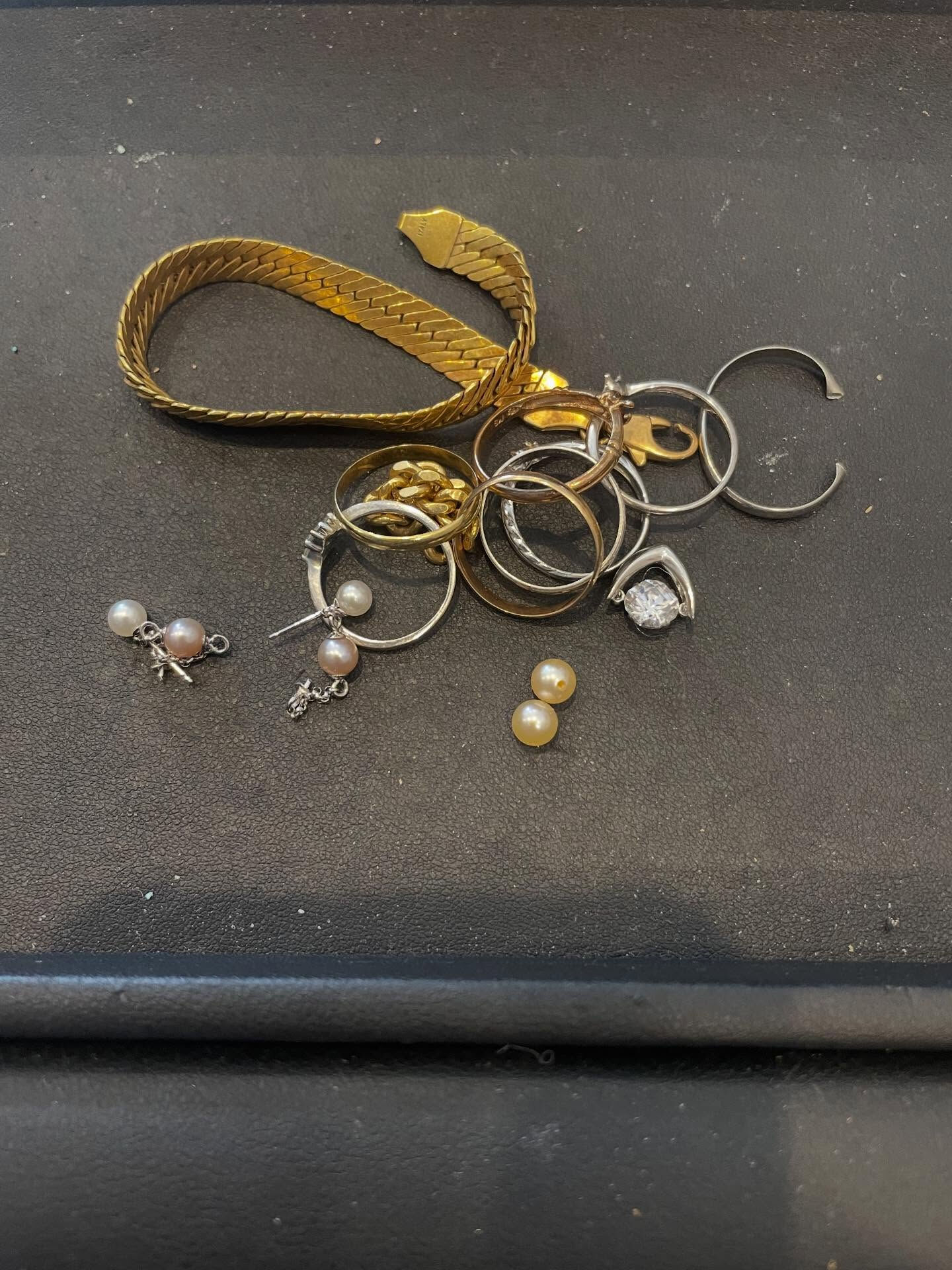 昨日は、リピーターのお客様より使われなくなった貴金属のお買取