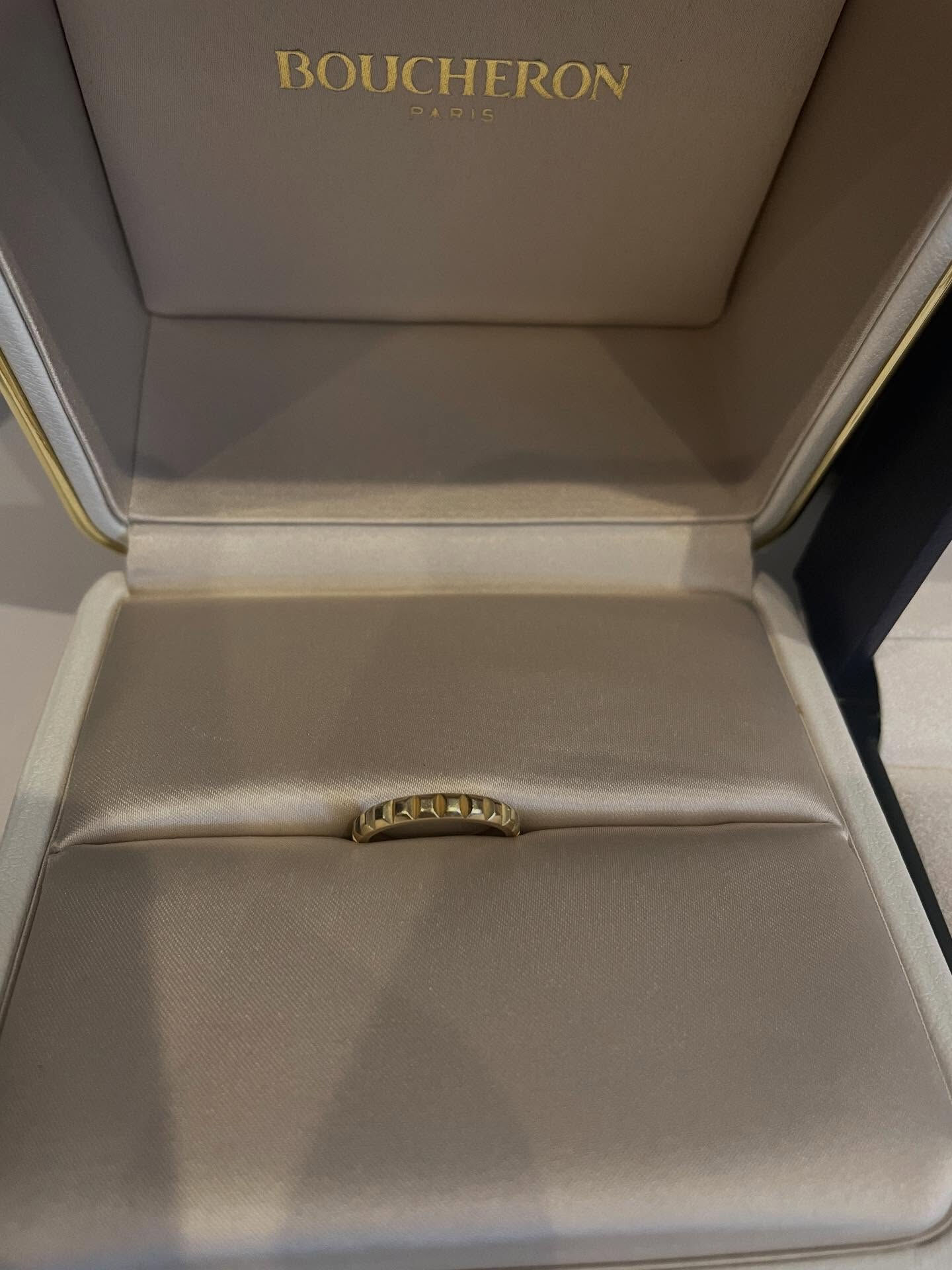 初めてのお客様より、BOUCHERONのクル ド パリ リン