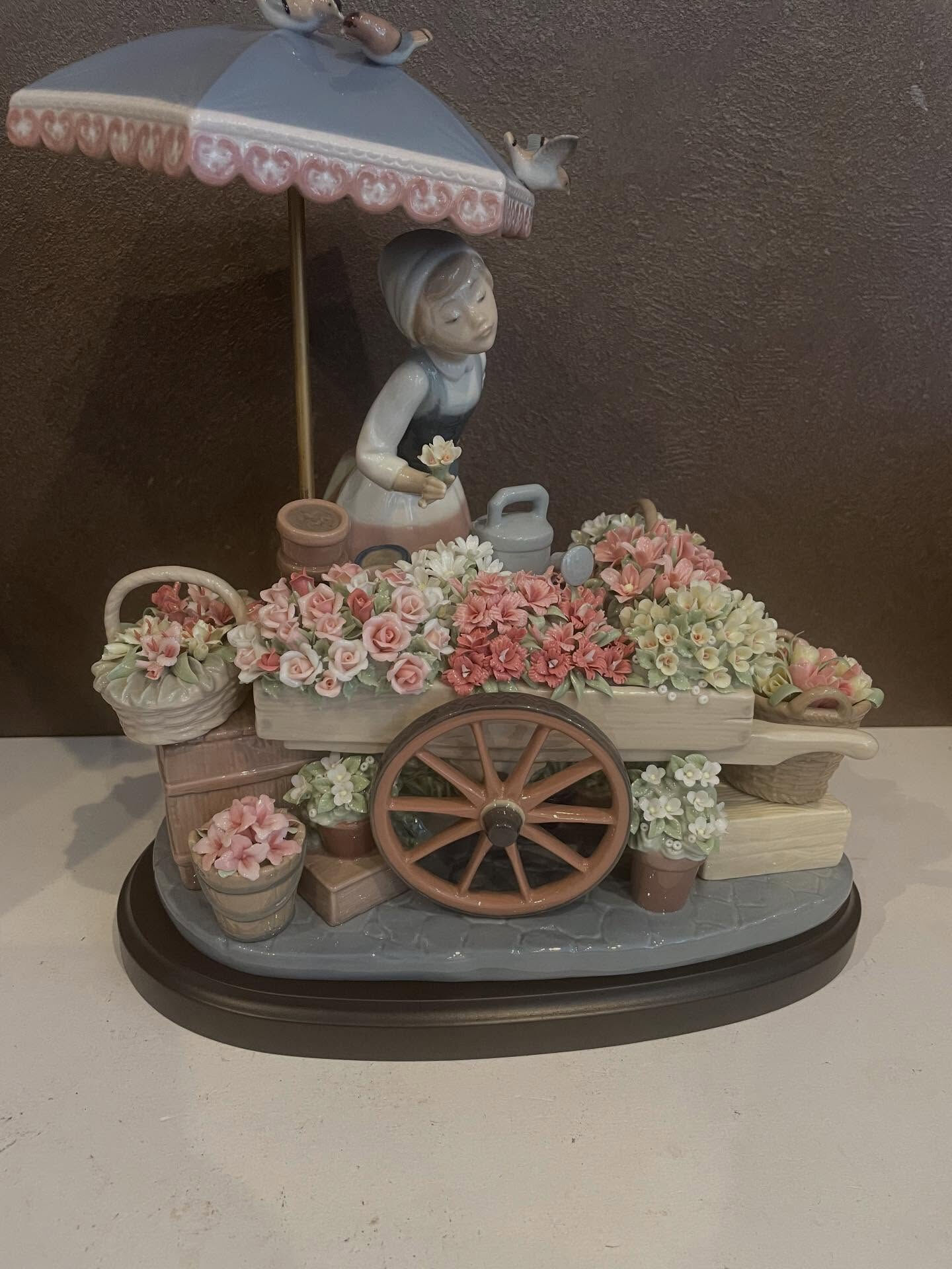 リピーターのお客様より、リヤドロ「公園通りの花屋さん」フィギ