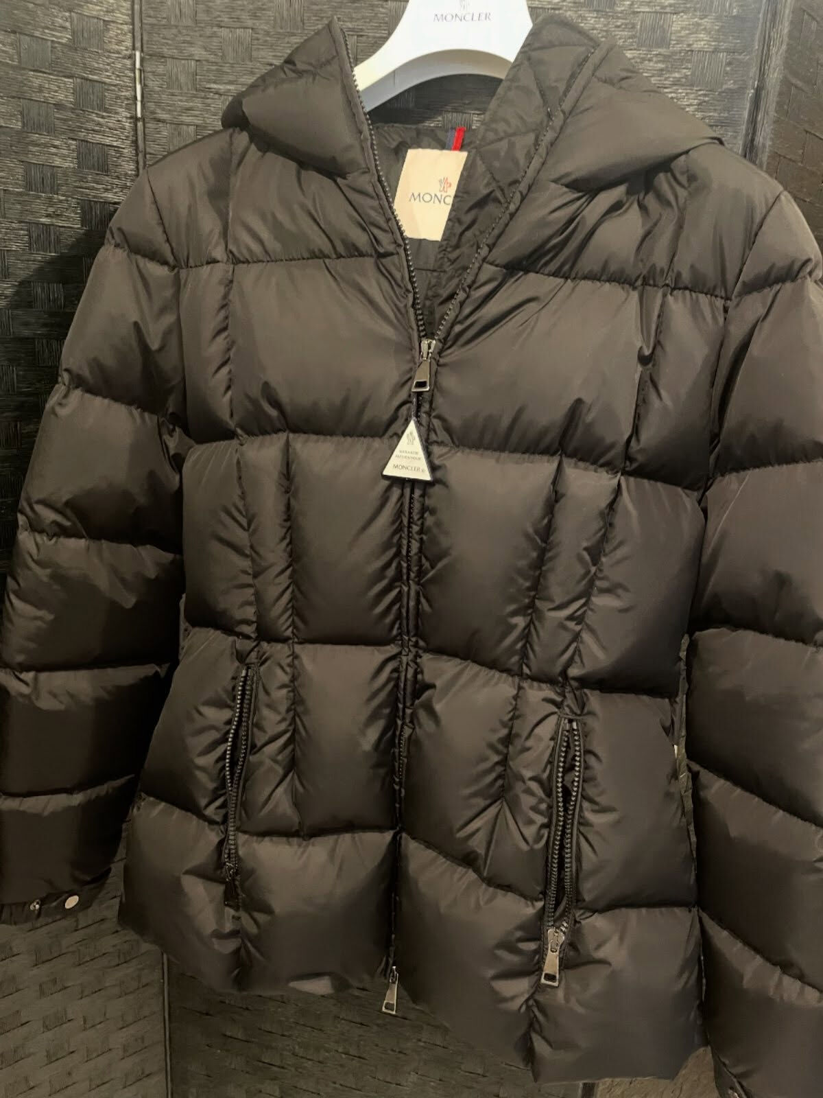 リピーターのお客様より、MONCLER（モンクレール）のダウ