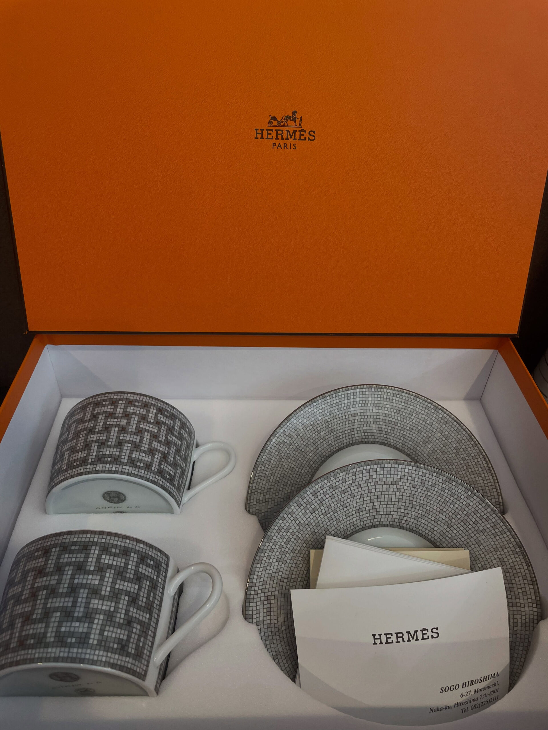 本日はリピーターのお客様より、HERMÈS（エルメス）のカッ